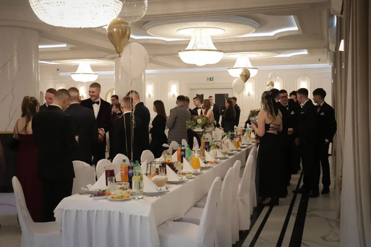 Uczniowie ZSCKR w Starym Lubiejewie świętują swoją niezapomnianą studniówkę (zdjęcia, wideo)