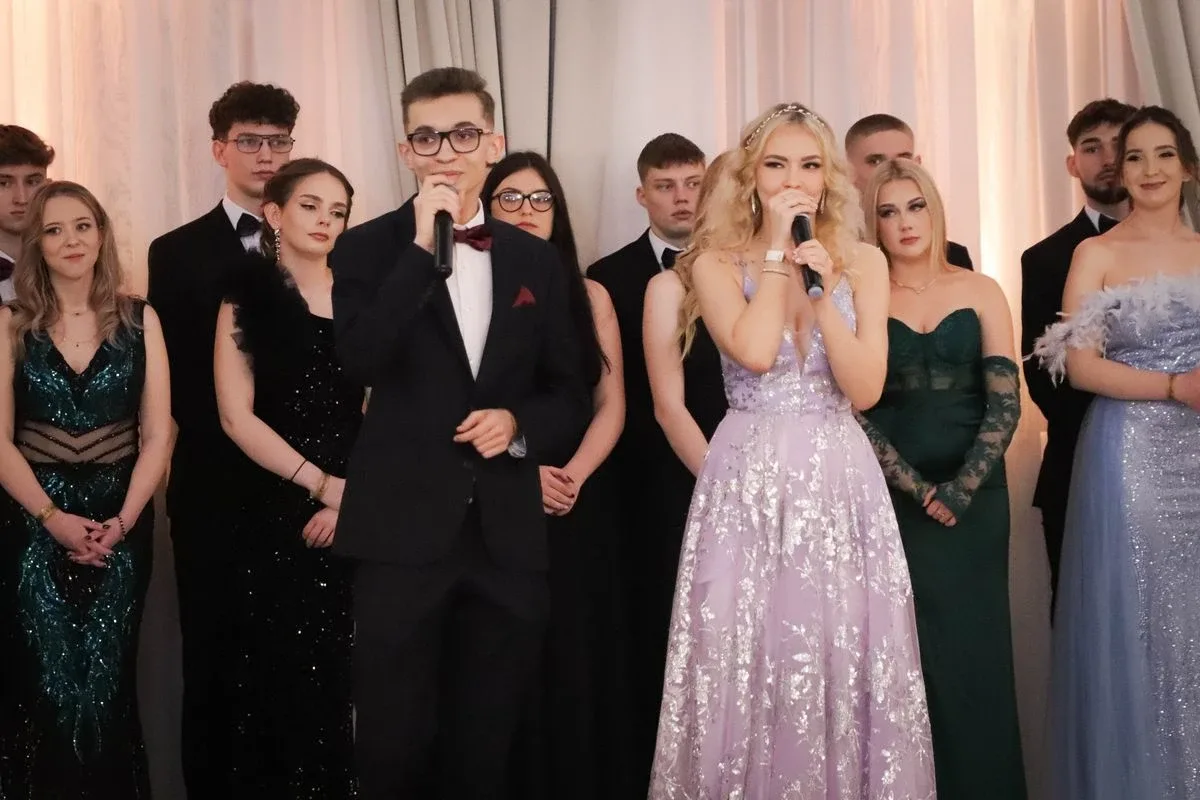 Maturzyści "Rubinka" bawią się na balu w Maciejowej Chacie (zdjęcia, wideo)