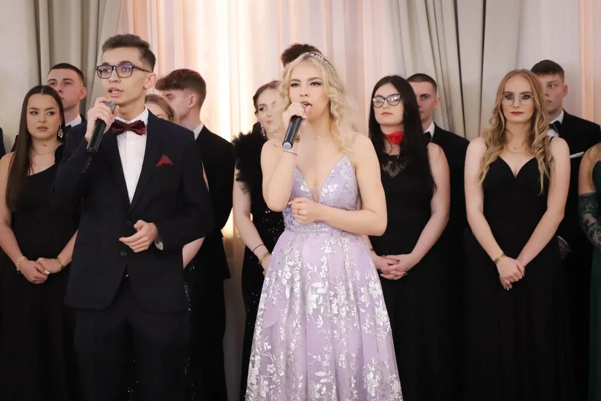Maturzyści "Rubinka" bawią się na balu w Maciejowej Chacie (zdjęcia, wideo)