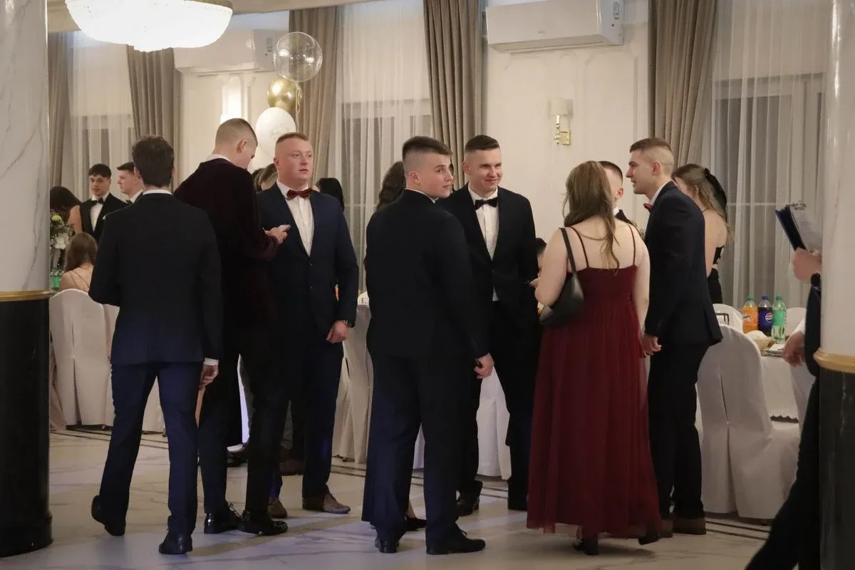 Uczniowie ZSCKR w Starym Lubiejewie świętują swoją niezapomnianą studniówkę (zdjęcia, wideo)