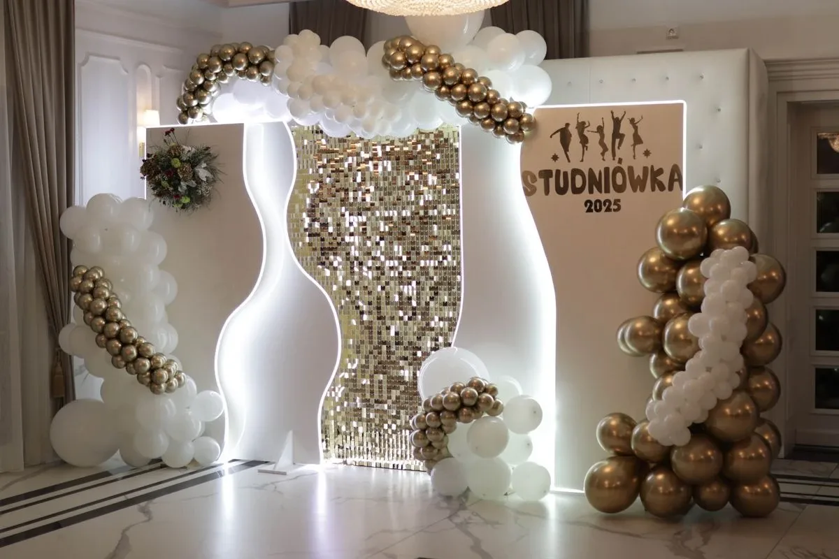 Uczniowie ZSCKR w Starym Lubiejewie świętują swoją niezapomnianą studniówkę (zdjęcia, wideo)