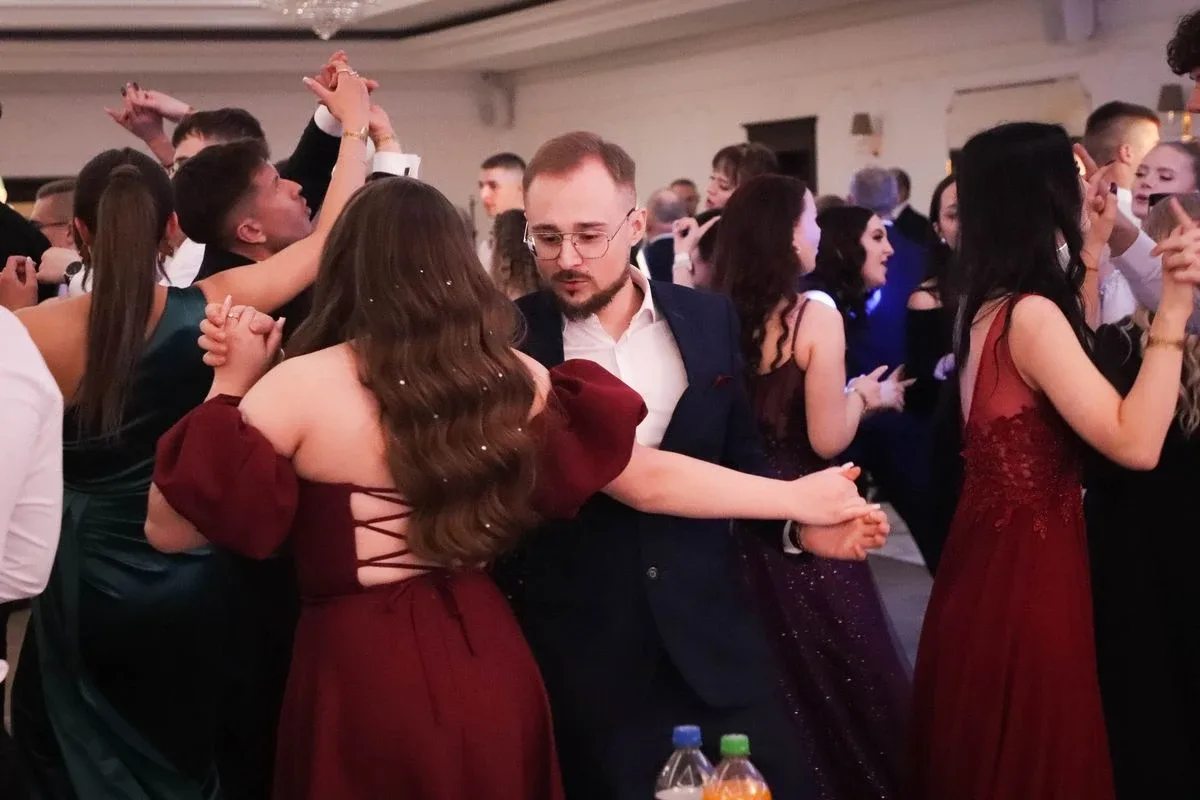Maturzyści "Rubinka" bawią się na balu w Maciejowej Chacie (zdjęcia, wideo)