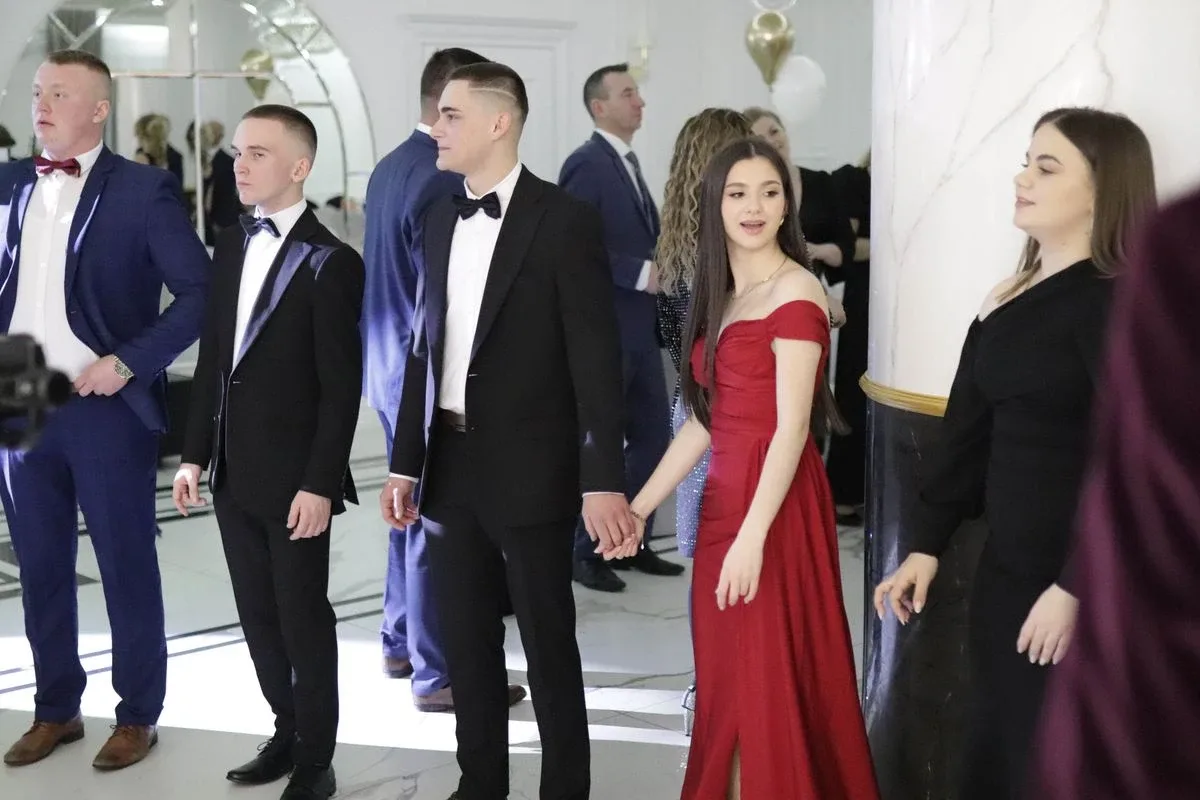 Uczniowie ZSCKR w Starym Lubiejewie świętują swoją niezapomnianą studniówkę (zdjęcia, wideo)