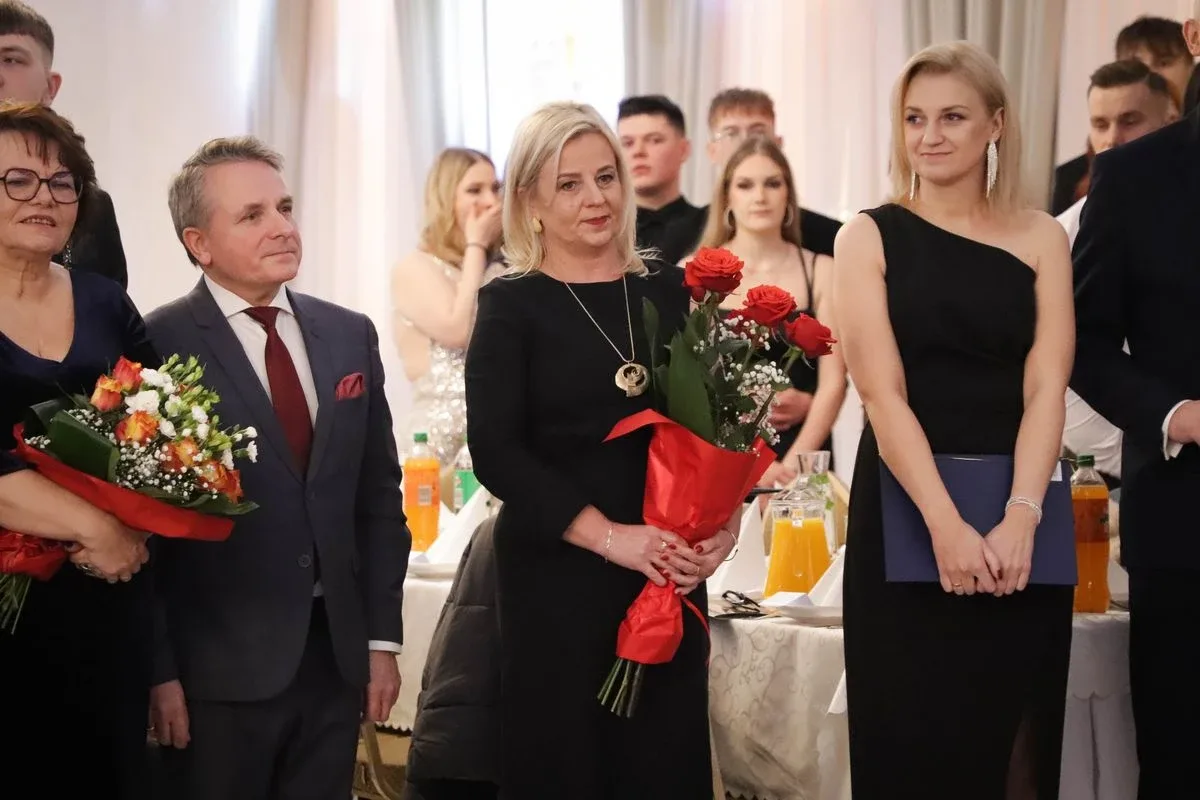 Maturzyści "Rubinka" bawią się na balu w Maciejowej Chacie (zdjęcia, wideo)