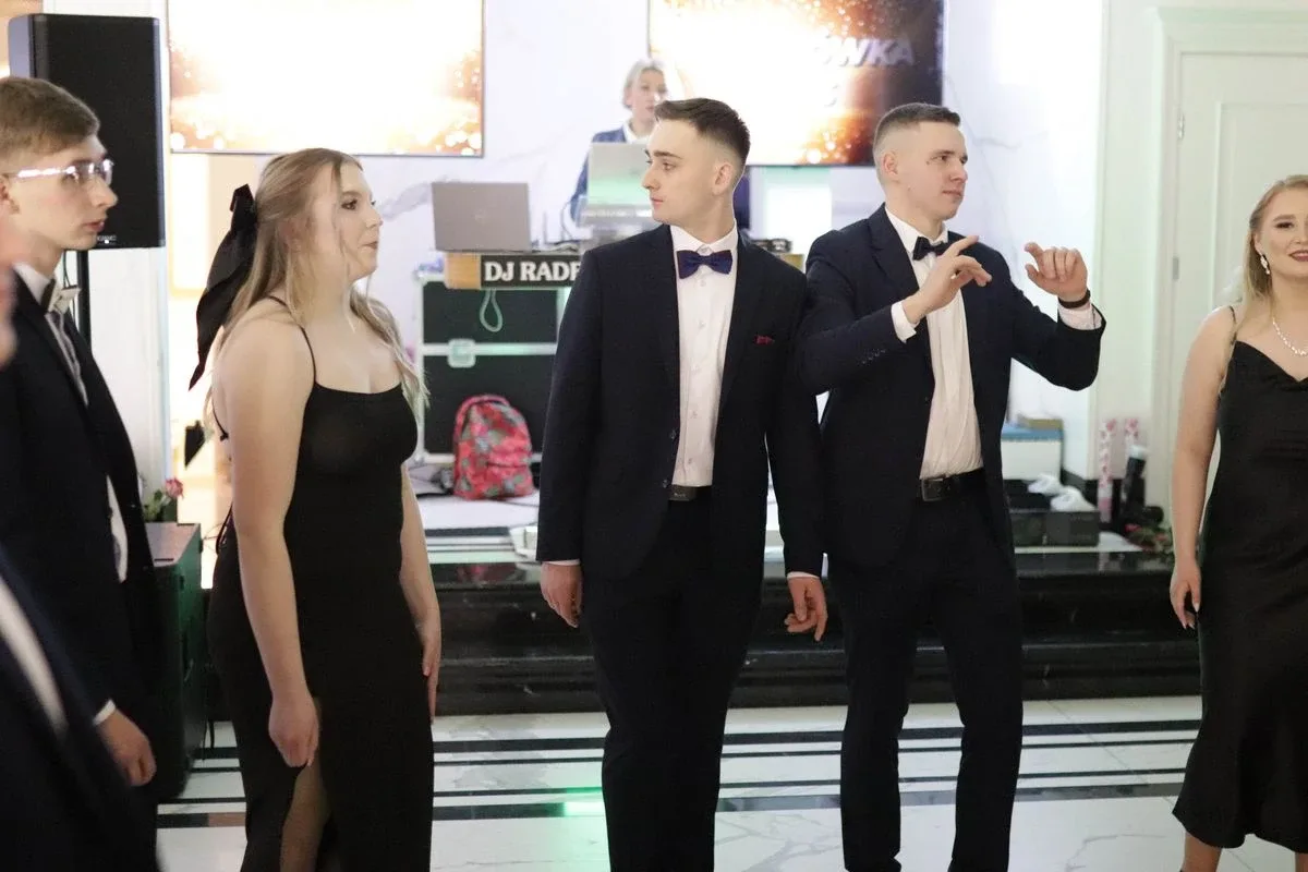 Uczniowie ZSCKR w Starym Lubiejewie świętują swoją niezapomnianą studniówkę (zdjęcia, wideo)