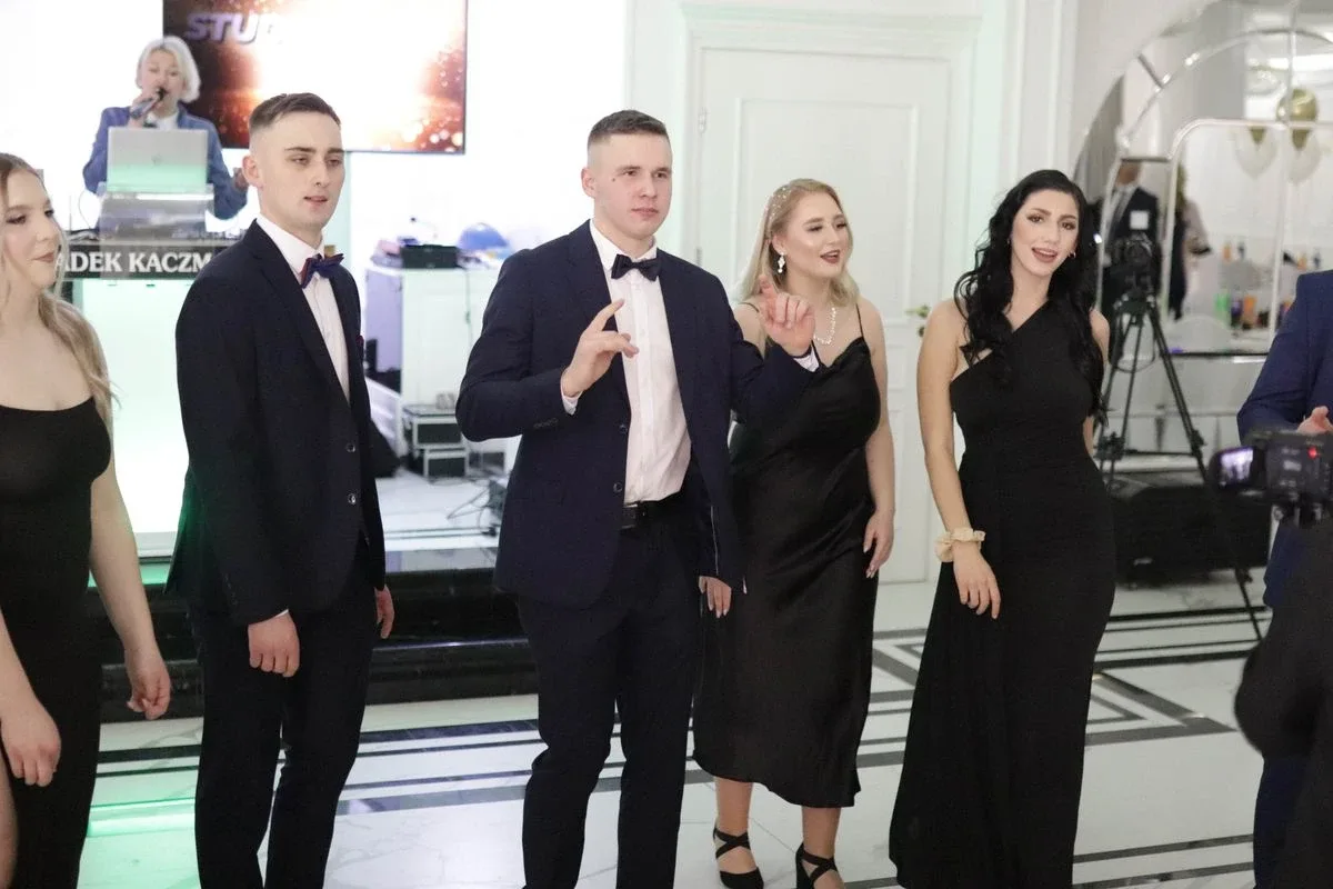 Uczniowie ZSCKR w Starym Lubiejewie świętują swoją niezapomnianą studniówkę (zdjęcia, wideo)