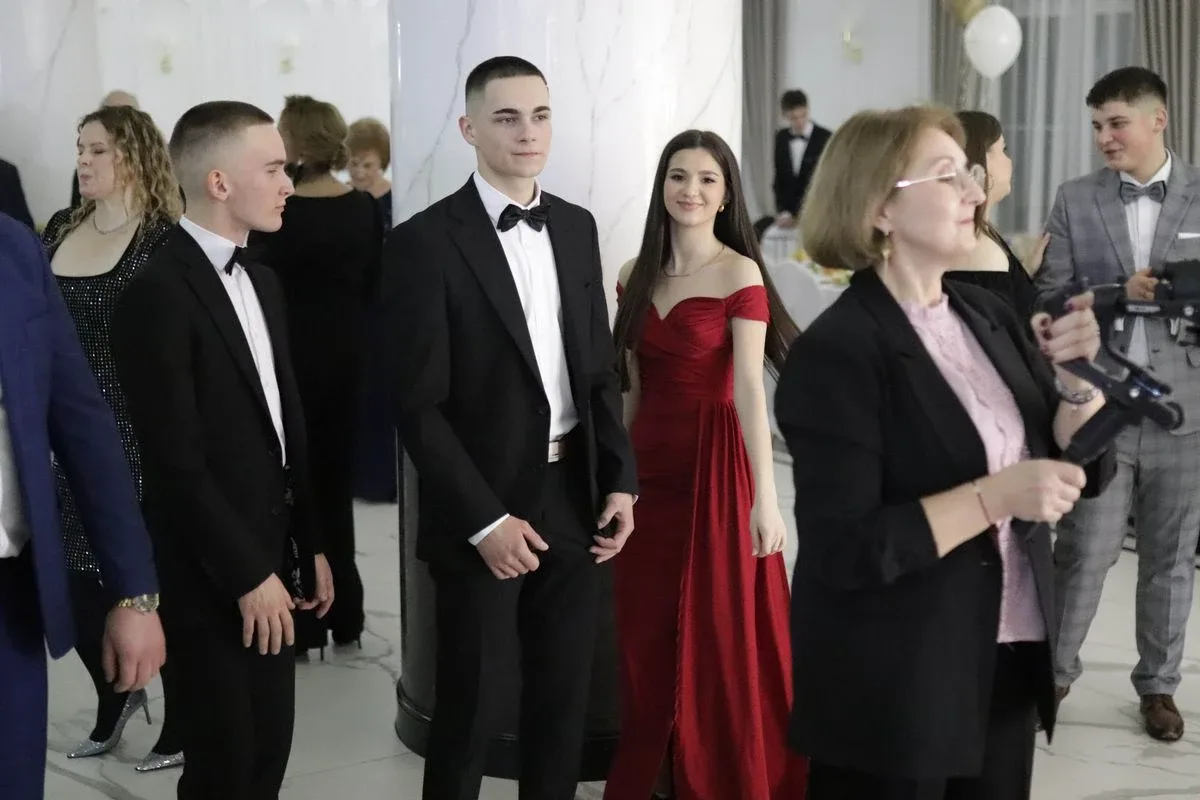 Uczniowie ZSCKR w Starym Lubiejewie świętują swoją niezapomnianą studniówkę (zdjęcia, wideo)