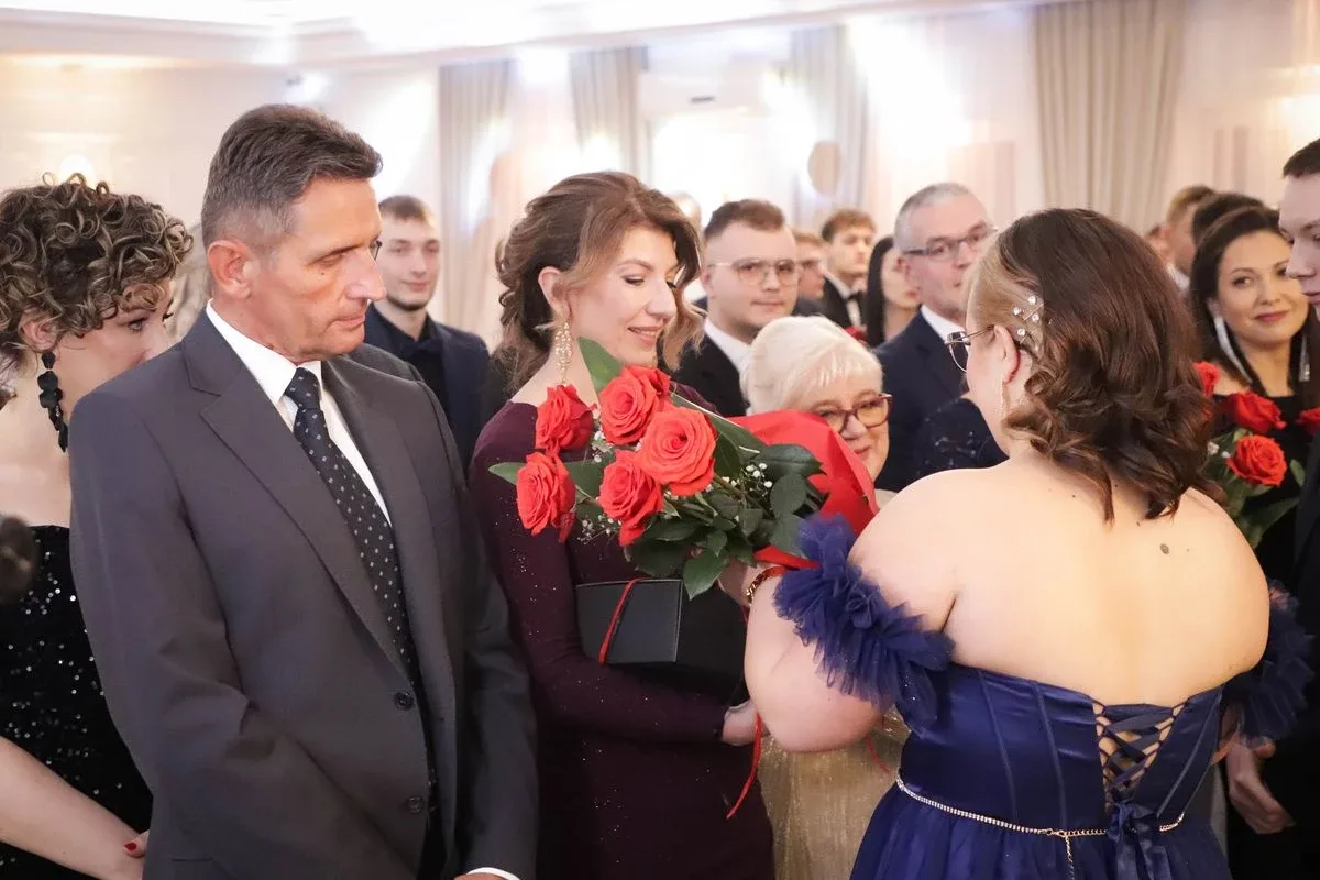 Maturzyści "Rubinka" bawią się na balu w Maciejowej Chacie (zdjęcia, wideo)