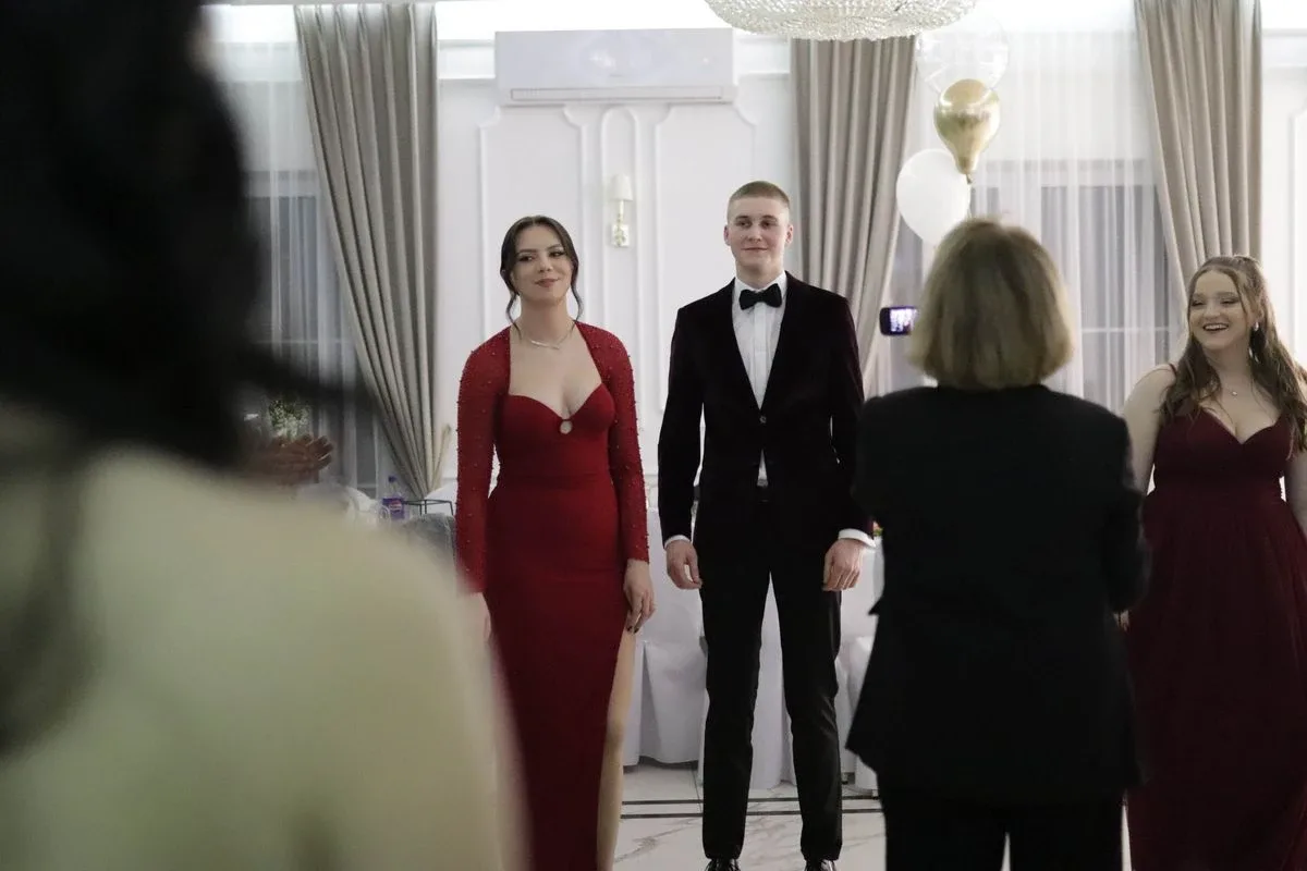 Uczniowie ZSCKR w Starym Lubiejewie świętują swoją niezapomnianą studniówkę (zdjęcia, wideo)