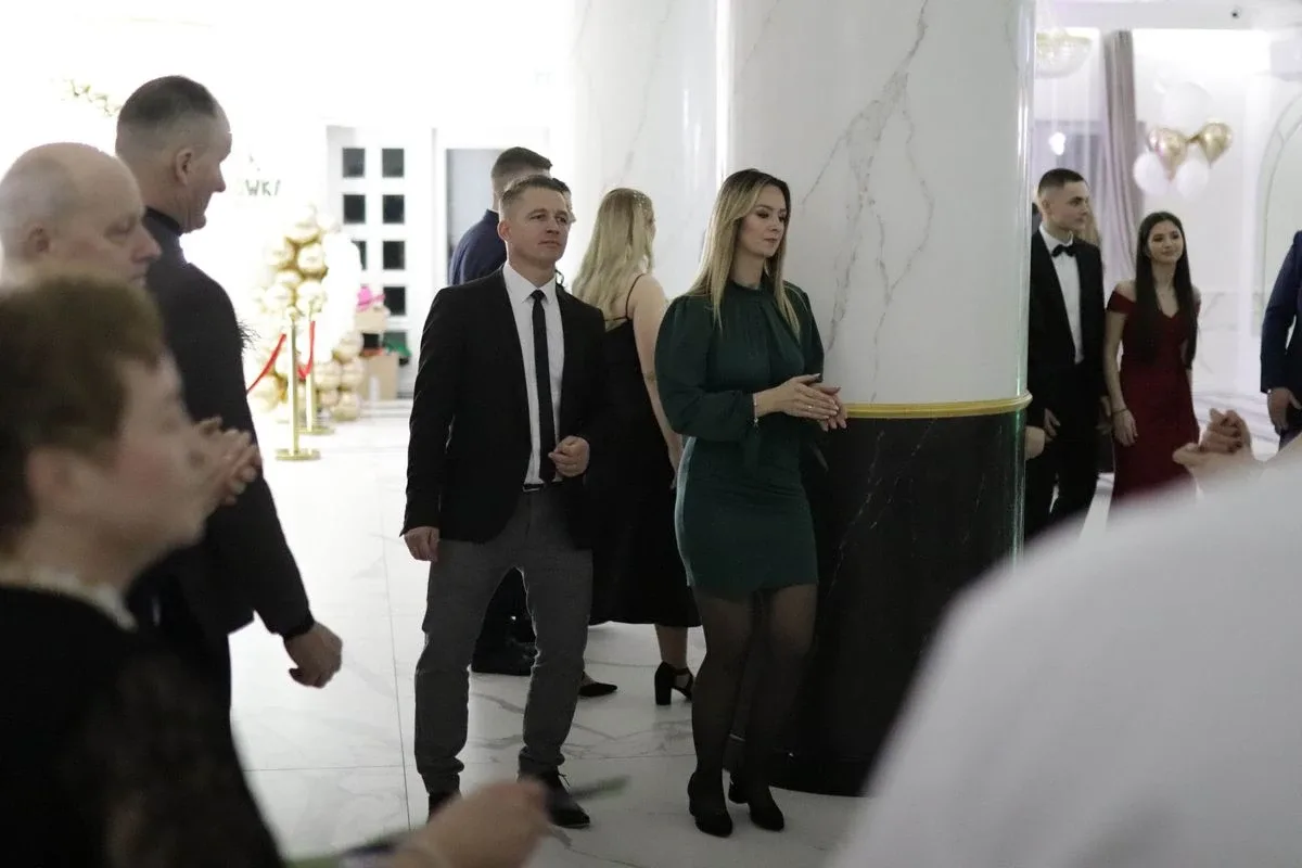 Uczniowie ZSCKR w Starym Lubiejewie świętują swoją niezapomnianą studniówkę (zdjęcia, wideo)