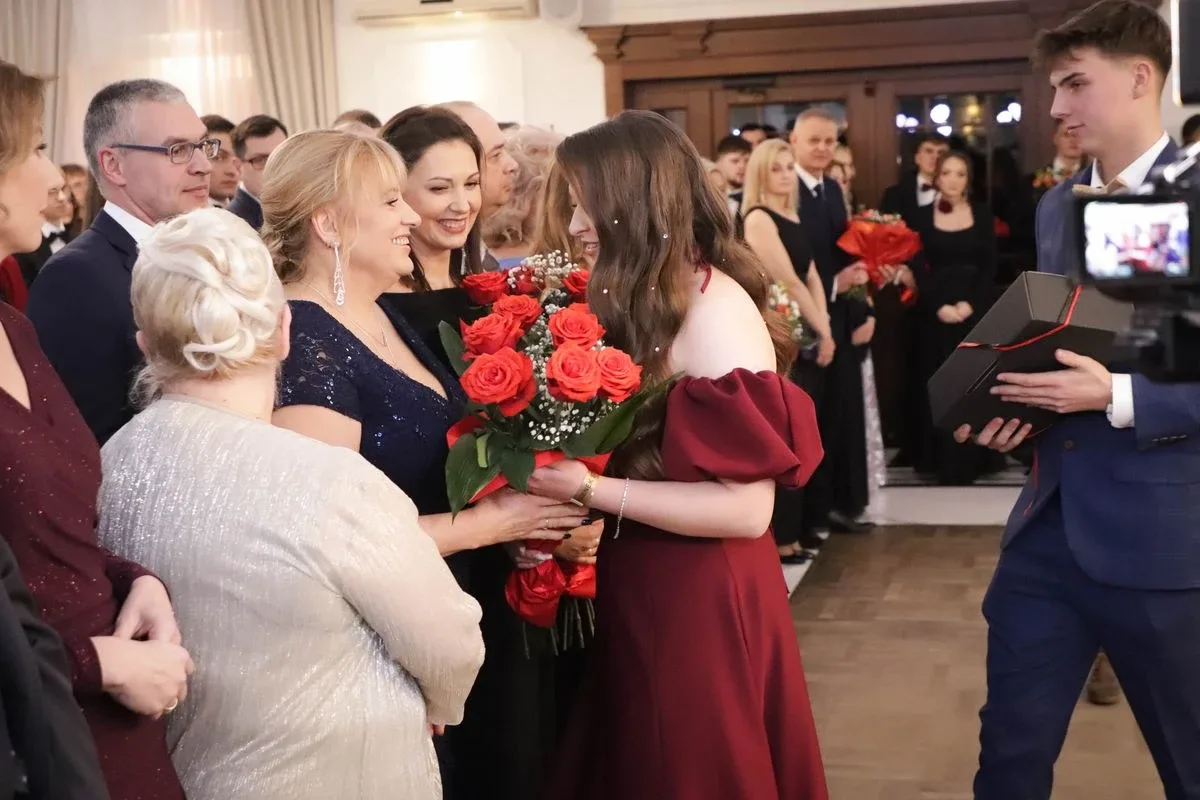 Maturzyści "Rubinka" bawią się na balu w Maciejowej Chacie (zdjęcia, wideo)