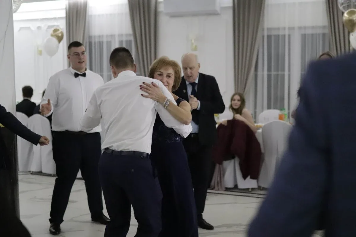Uczniowie ZSCKR w Starym Lubiejewie świętują swoją niezapomnianą studniówkę (zdjęcia, wideo)