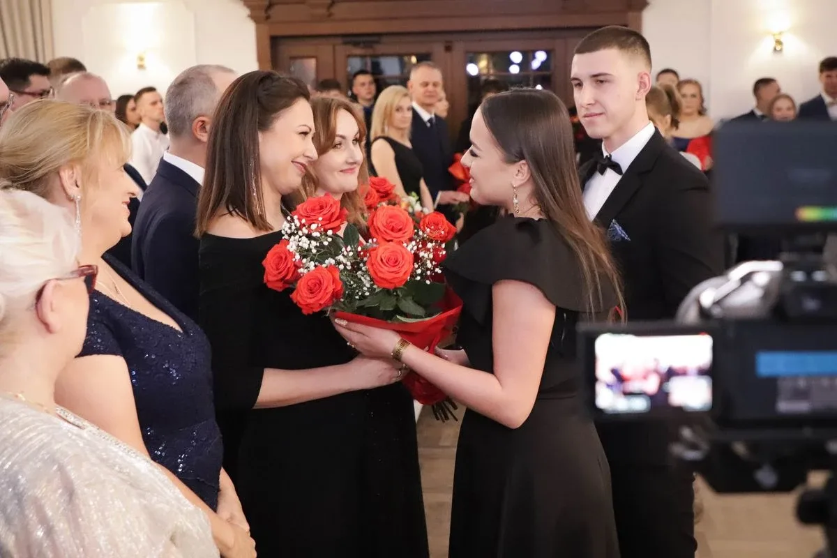 Maturzyści "Rubinka" bawią się na balu w Maciejowej Chacie (zdjęcia, wideo)