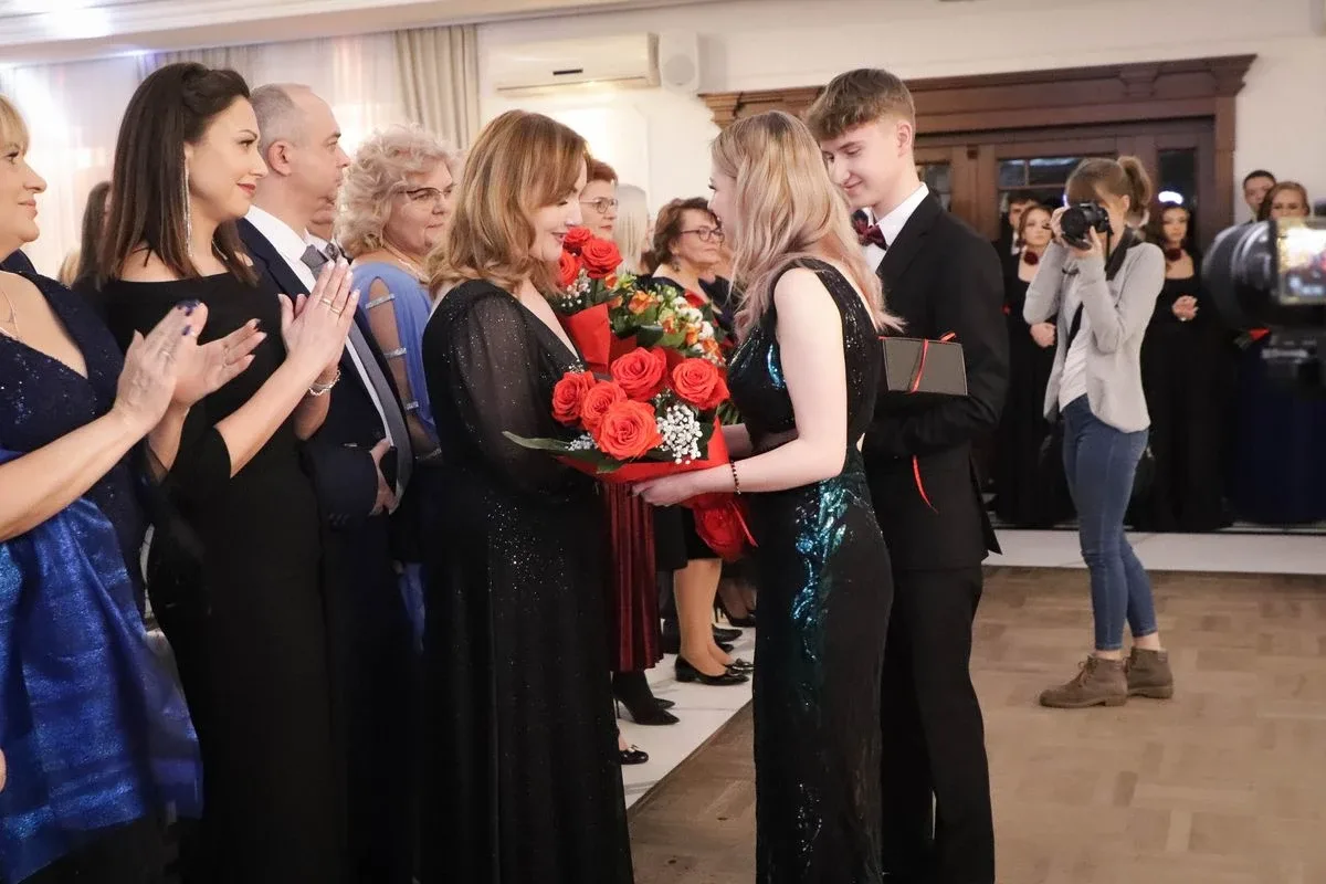 Maturzyści "Rubinka" bawią się na balu w Maciejowej Chacie (zdjęcia, wideo)