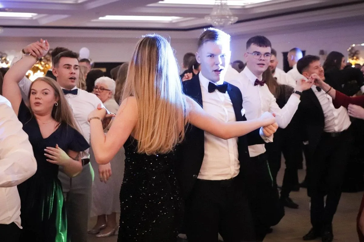 Maturzyści "Rubinka" bawią się na balu w Maciejowej Chacie (zdjęcia, wideo)