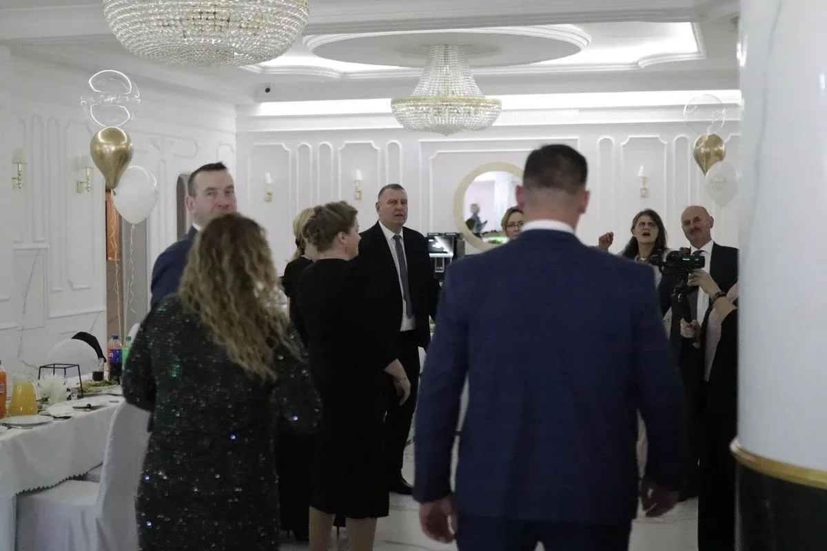 Uczniowie ZSCKR w Starym Lubiejewie świętują swoją niezapomnianą studniówkę (zdjęcia, wideo)
