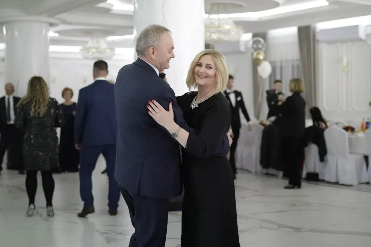 Uczniowie ZSCKR w Starym Lubiejewie świętują swoją niezapomnianą studniówkę (zdjęcia, wideo)
