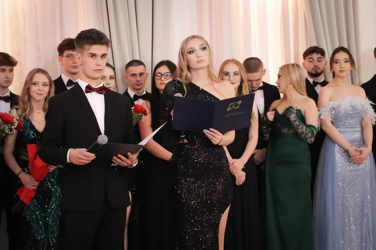 Maturzyści "Rubinka" bawią się na balu w Maciejowej Chacie (zdjęcia, wideo)