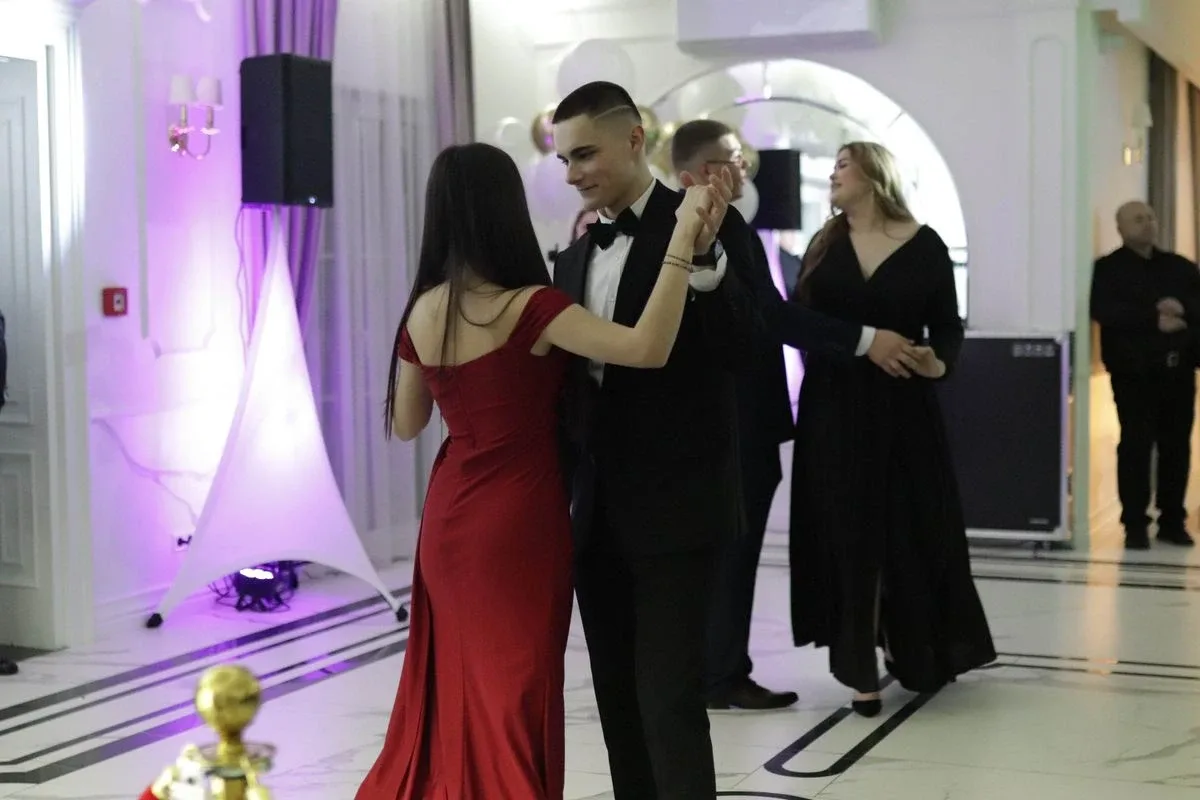 Uczniowie ZSCKR w Starym Lubiejewie świętują swoją niezapomnianą studniówkę (zdjęcia, wideo)
