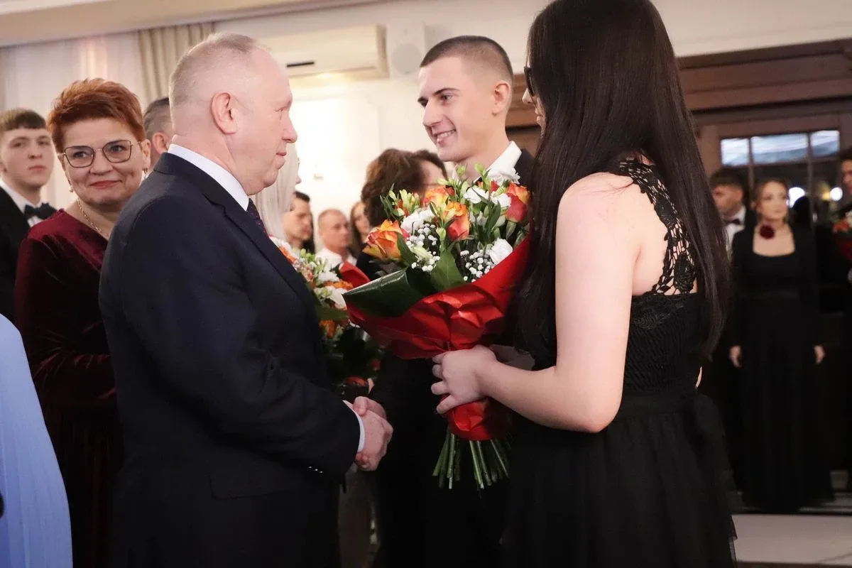 Maturzyści "Rubinka" bawią się na balu w Maciejowej Chacie (zdjęcia, wideo)