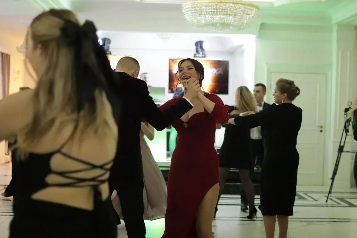 Uczniowie ZSCKR w Starym Lubiejewie świętują swoją niezapomnianą studniówkę (zdjęcia, wideo)