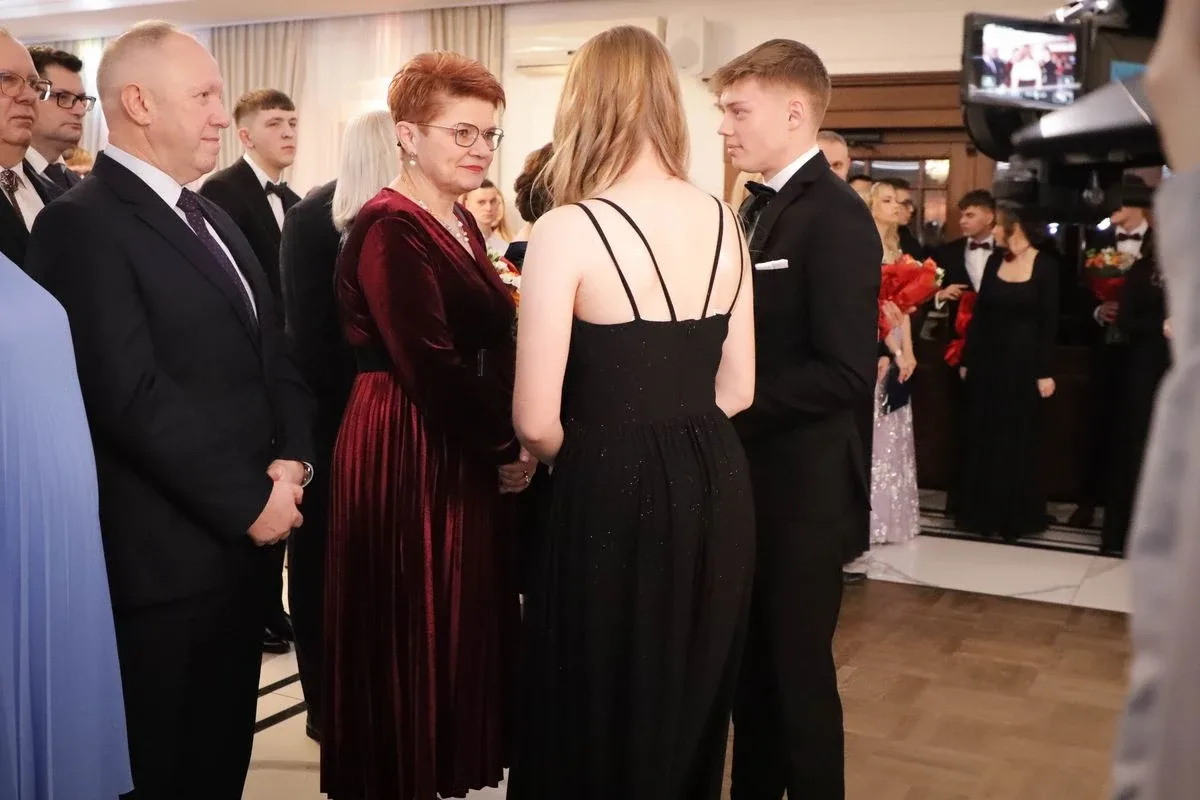 Maturzyści "Rubinka" bawią się na balu w Maciejowej Chacie (zdjęcia, wideo)