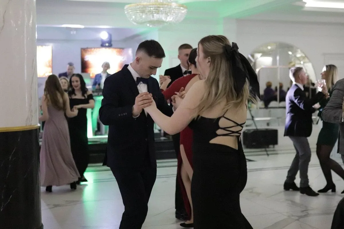 Uczniowie ZSCKR w Starym Lubiejewie świętują swoją niezapomnianą studniówkę (zdjęcia, wideo)