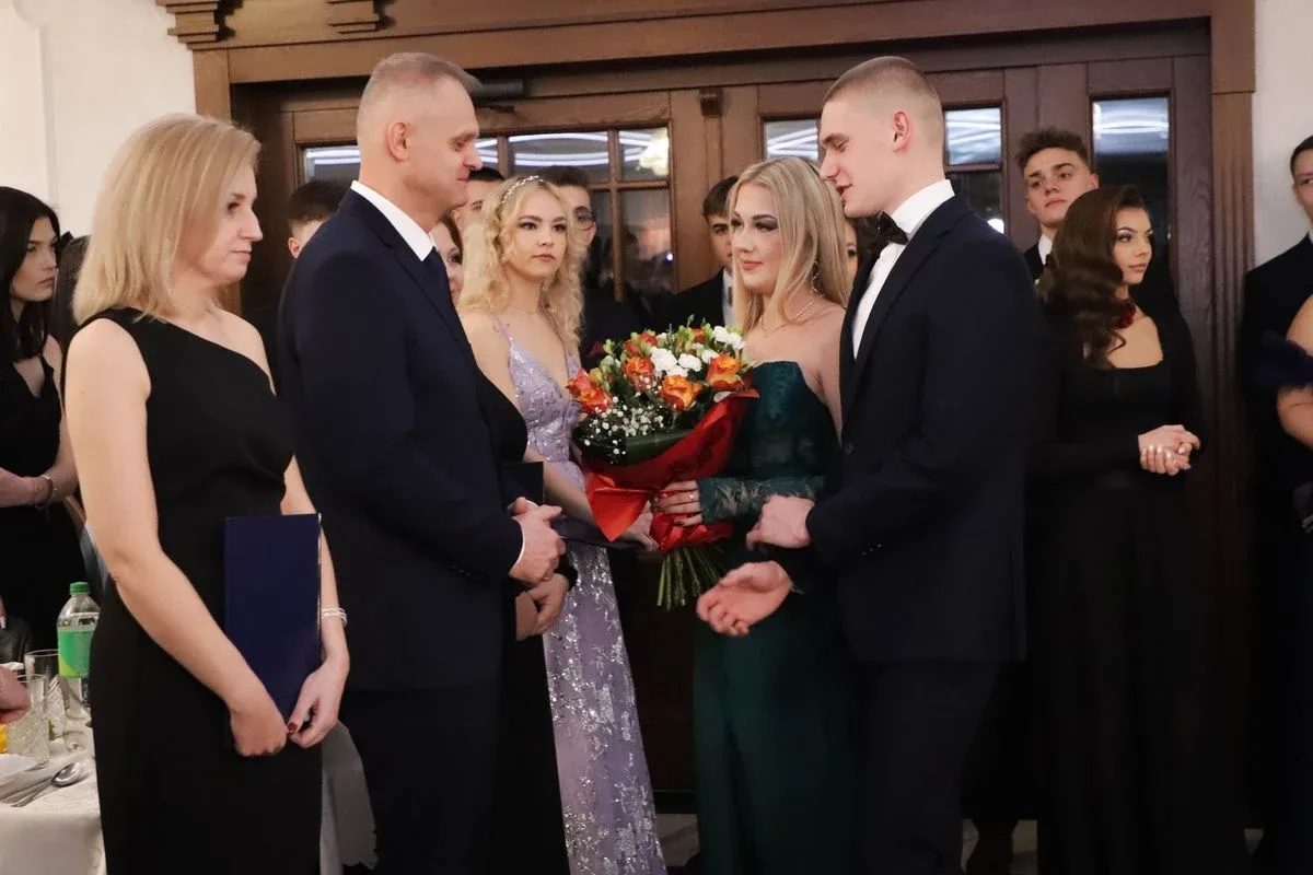 Maturzyści "Rubinka" bawią się na balu w Maciejowej Chacie (zdjęcia, wideo)