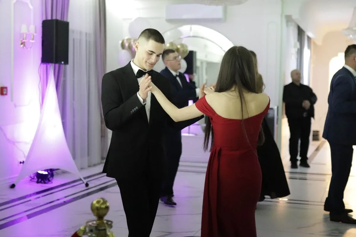 Uczniowie ZSCKR w Starym Lubiejewie świętują swoją niezapomnianą studniówkę (zdjęcia, wideo)