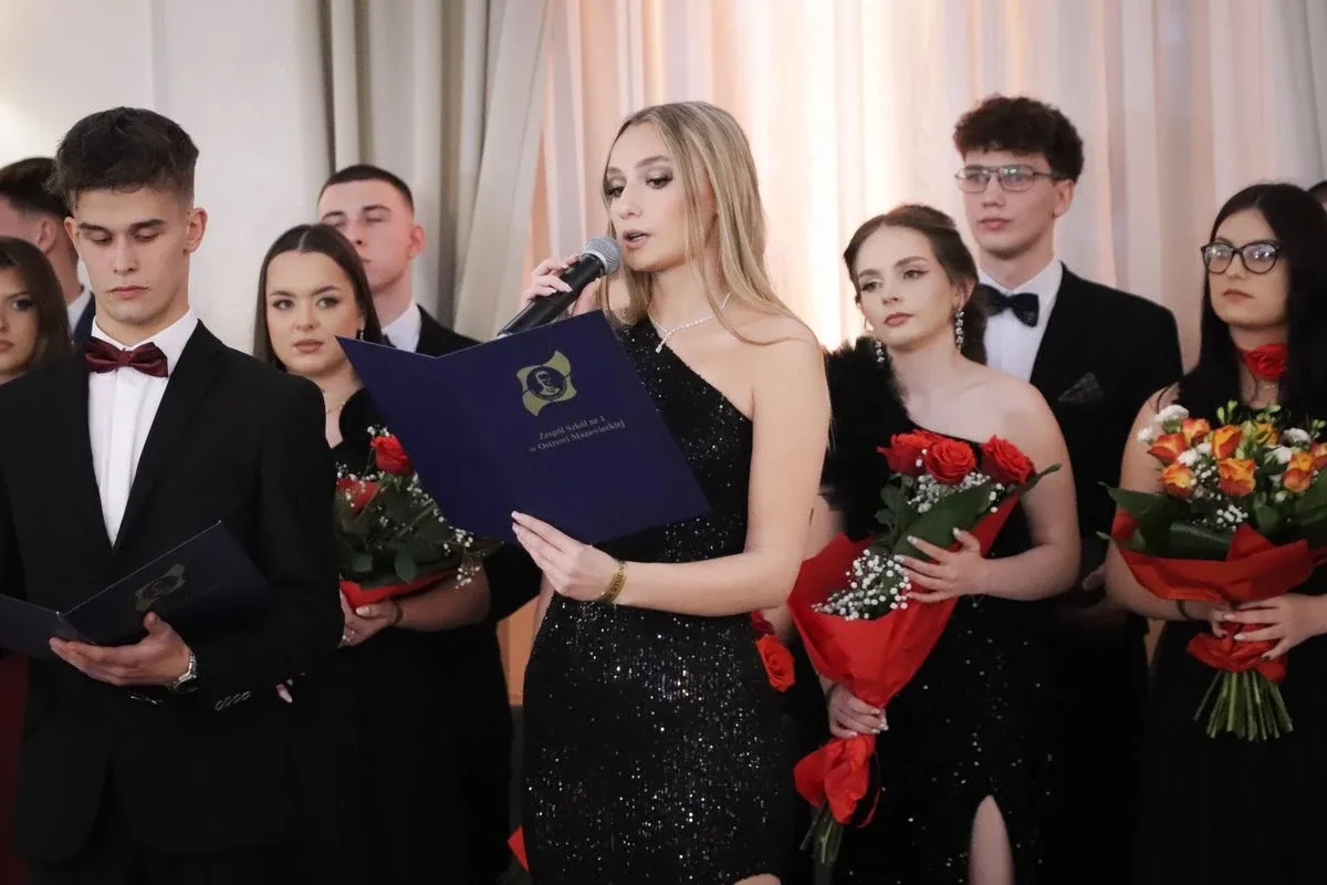 Maturzyści "Rubinka" bawią się na balu w Maciejowej Chacie (zdjęcia, wideo)