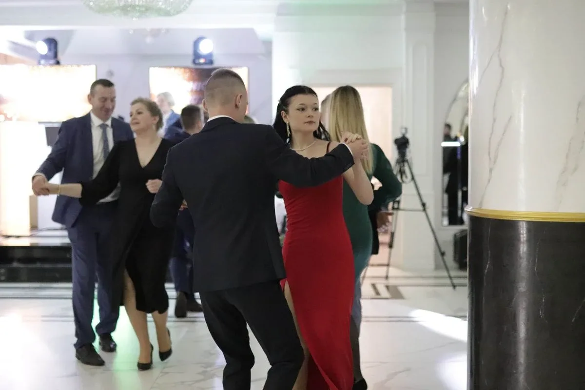 Uczniowie ZSCKR w Starym Lubiejewie świętują swoją niezapomnianą studniówkę (zdjęcia, wideo)