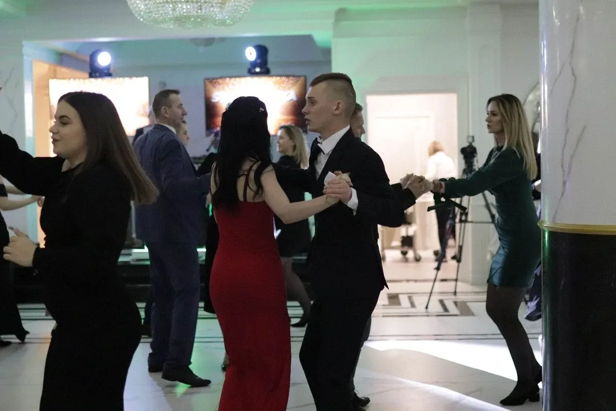 Uczniowie ZSCKR w Starym Lubiejewie świętują swoją niezapomnianą studniówkę (zdjęcia, wideo)
