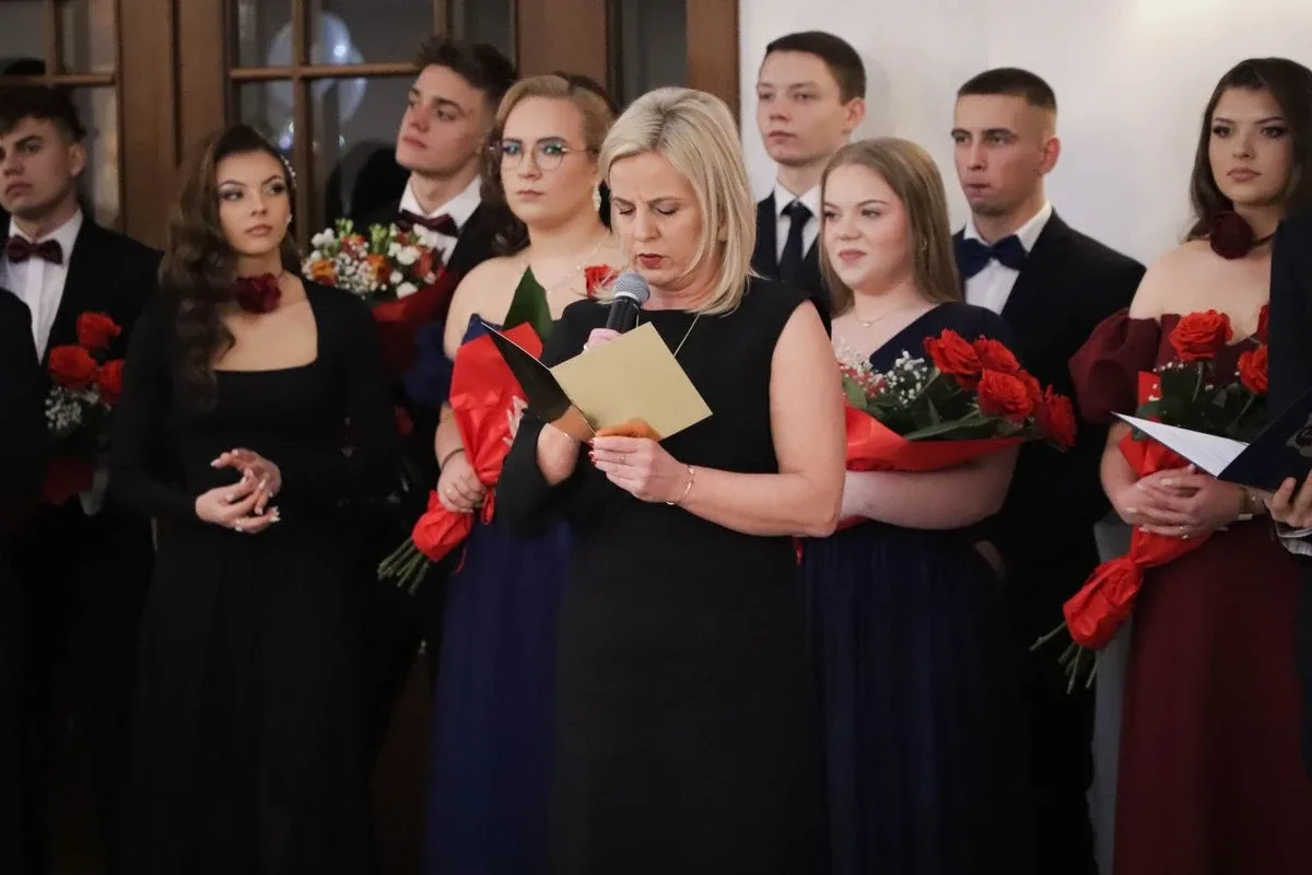 Maturzyści "Rubinka" bawią się na balu w Maciejowej Chacie (zdjęcia, wideo)