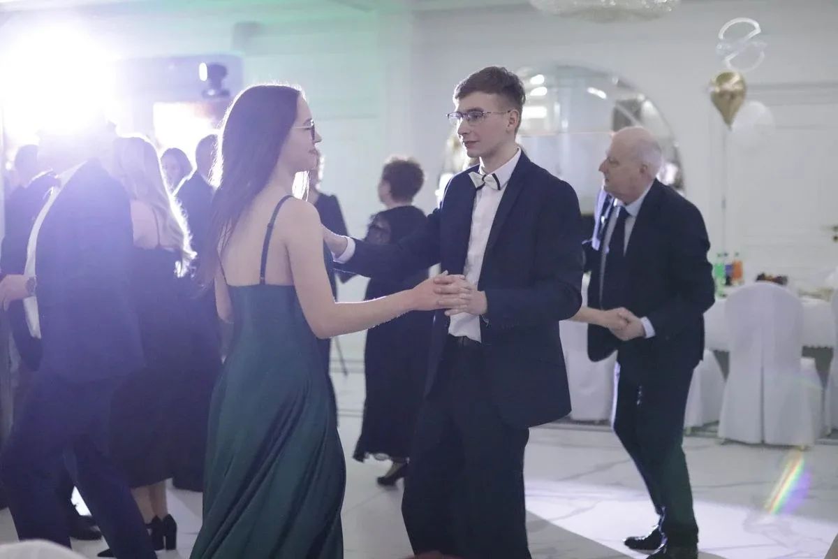 Uczniowie ZSCKR w Starym Lubiejewie świętują swoją niezapomnianą studniówkę (zdjęcia, wideo)