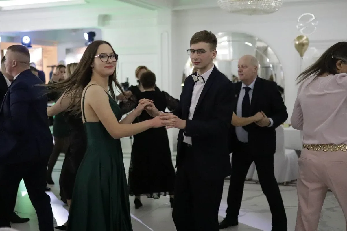 Uczniowie ZSCKR w Starym Lubiejewie świętują swoją niezapomnianą studniówkę (zdjęcia, wideo)