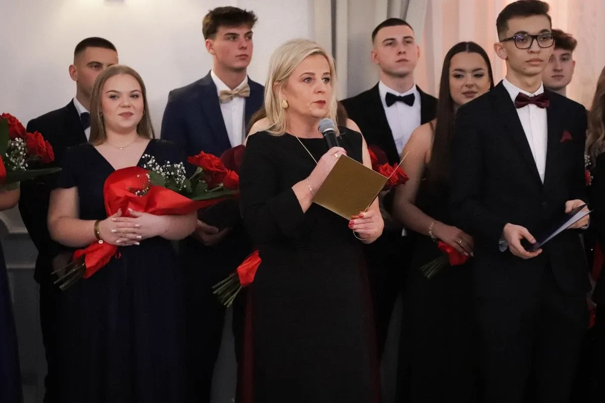 Maturzyści "Rubinka" bawią się na balu w Maciejowej Chacie (zdjęcia, wideo)