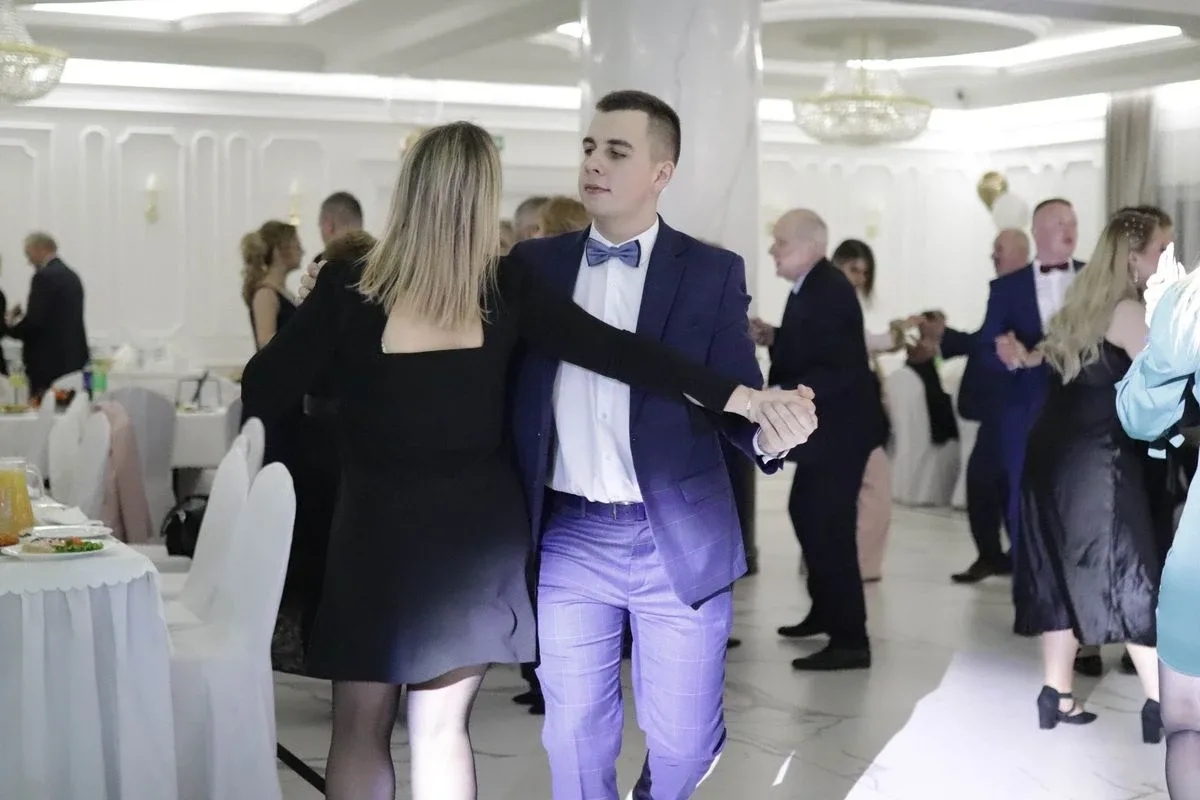 Uczniowie ZSCKR w Starym Lubiejewie świętują swoją niezapomnianą studniówkę (zdjęcia, wideo)