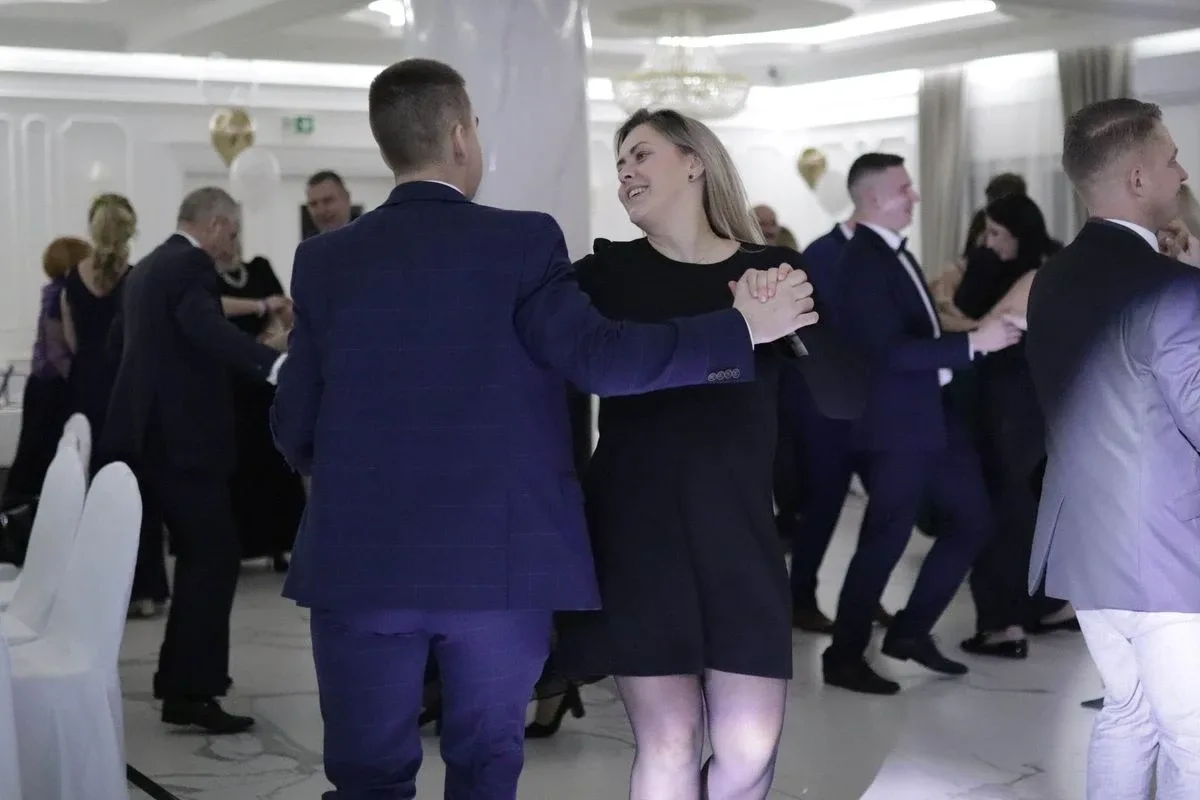 Uczniowie ZSCKR w Starym Lubiejewie świętują swoją niezapomnianą studniówkę (zdjęcia, wideo)