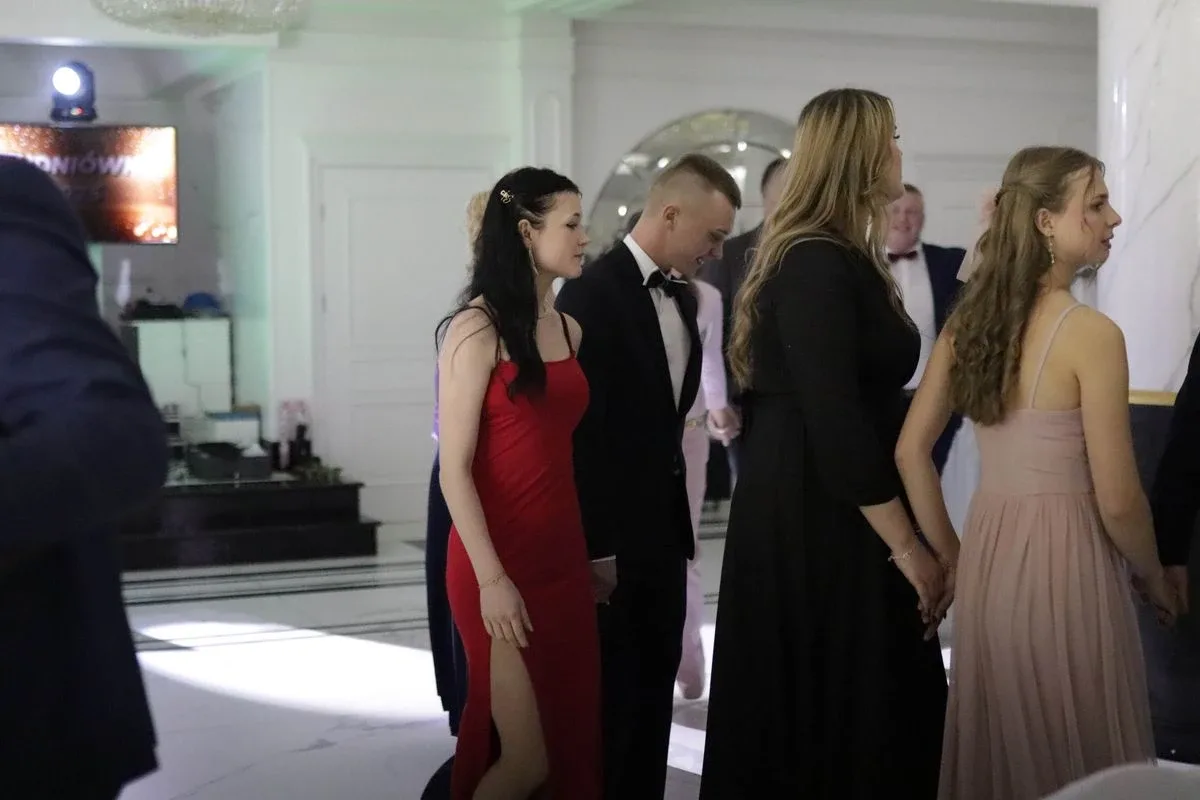 Uczniowie ZSCKR w Starym Lubiejewie świętują swoją niezapomnianą studniówkę (zdjęcia, wideo)
