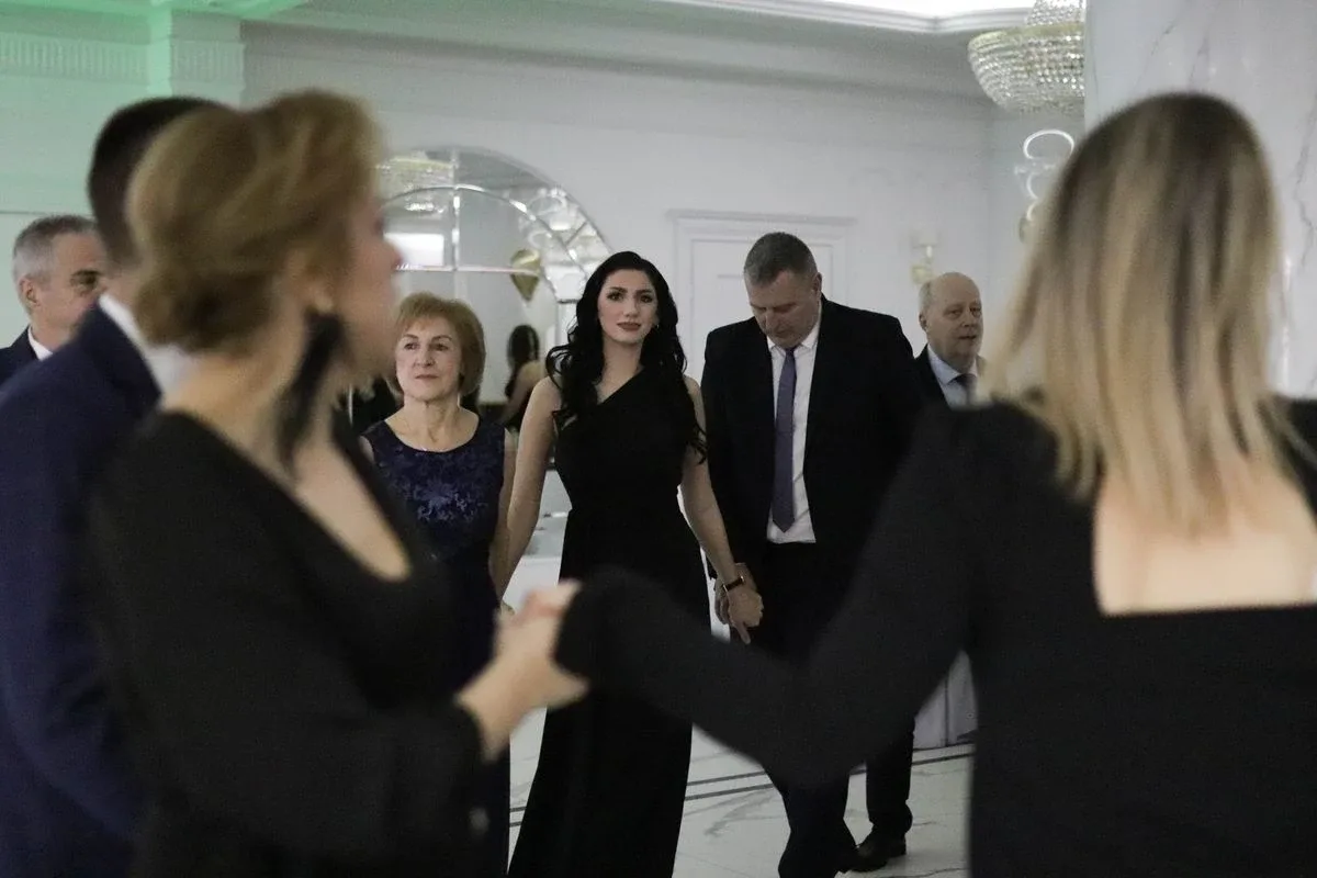 Uczniowie ZSCKR w Starym Lubiejewie świętują swoją niezapomnianą studniówkę (zdjęcia, wideo)