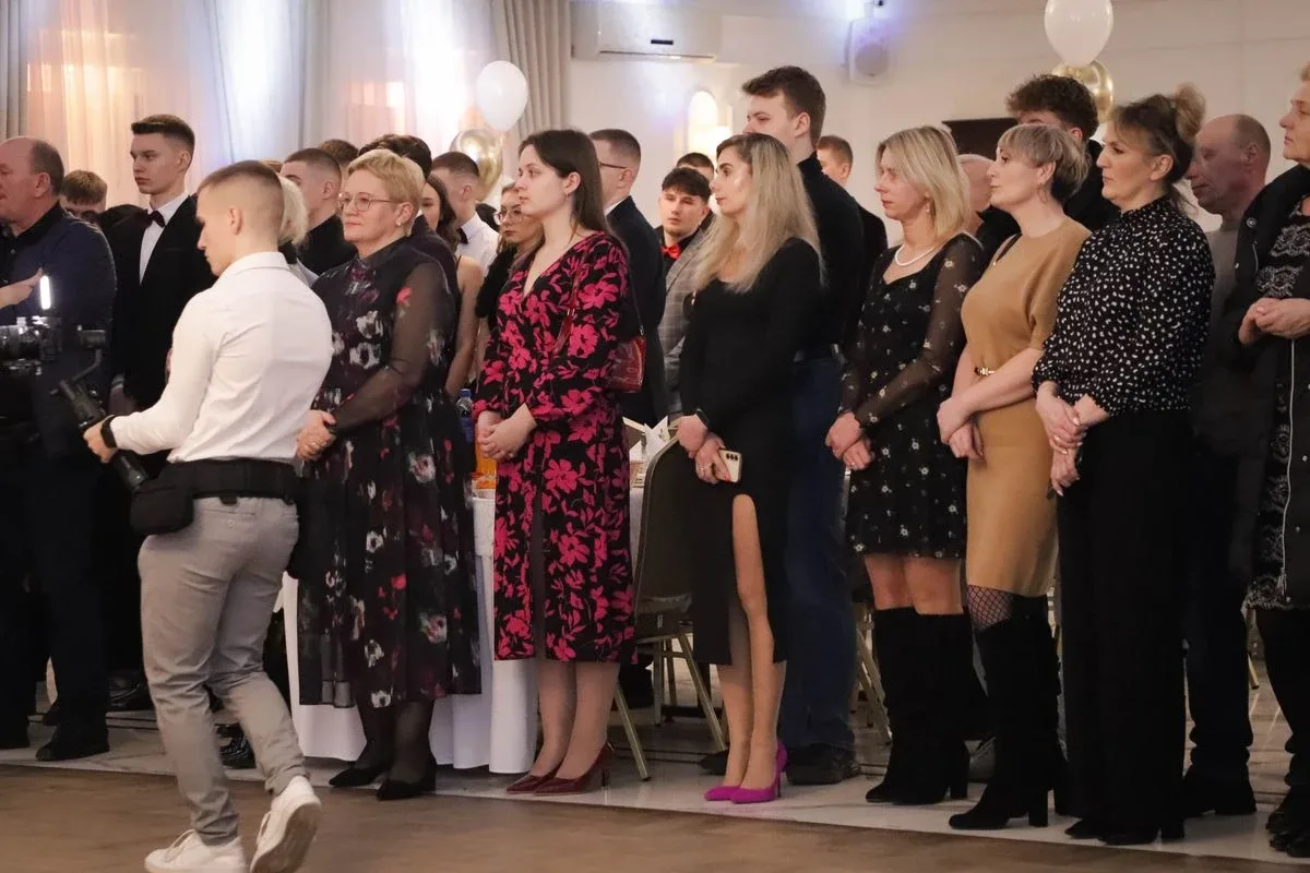 Maturzyści "Rubinka" bawią się na balu w Maciejowej Chacie (zdjęcia, wideo)