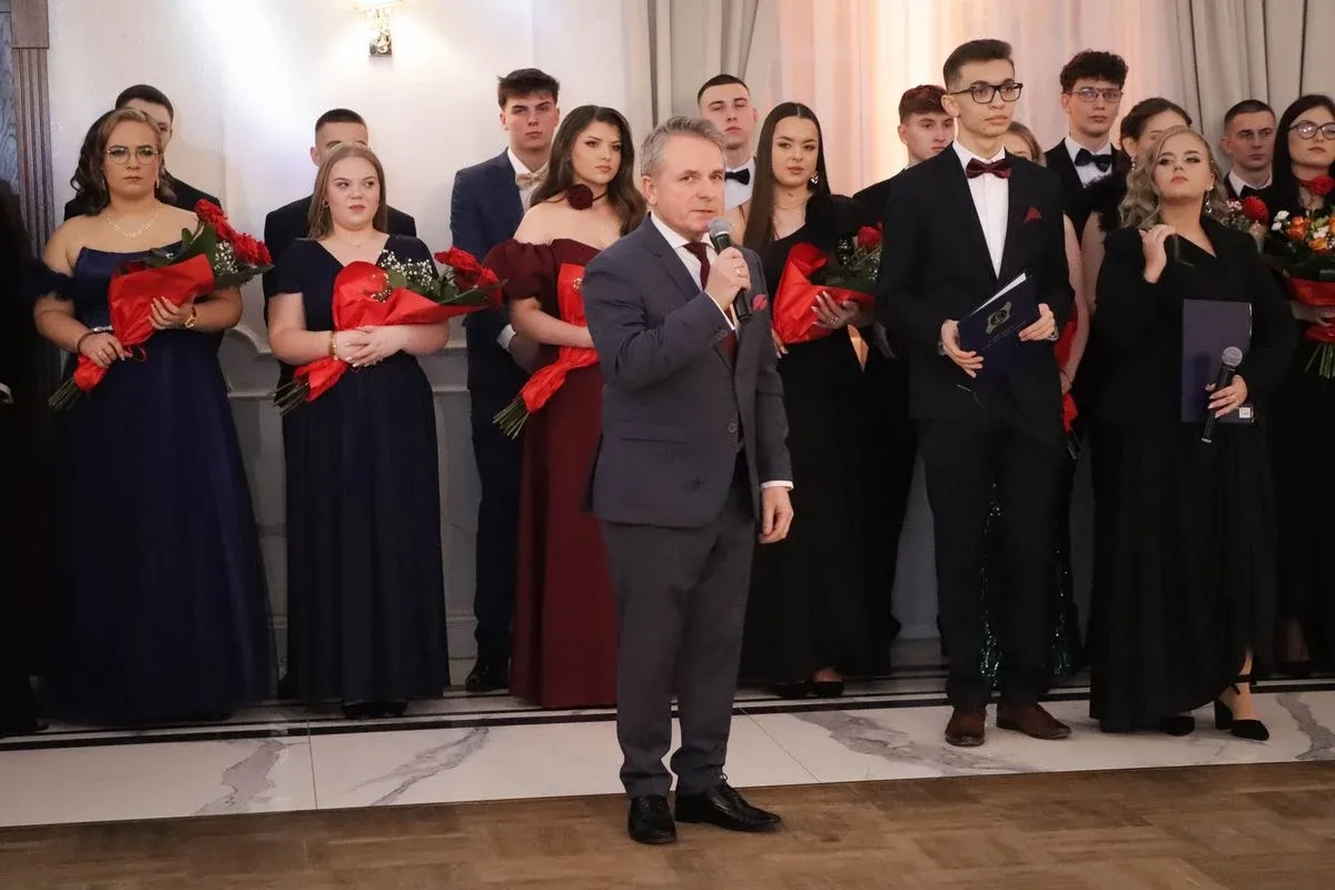 Maturzyści "Rubinka" bawią się na balu w Maciejowej Chacie (zdjęcia, wideo)