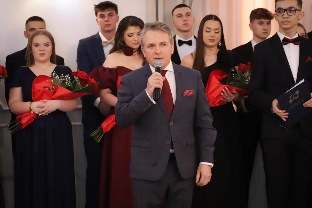 Maturzyści "Rubinka" bawią się na balu w Maciejowej Chacie (zdjęcia, wideo)