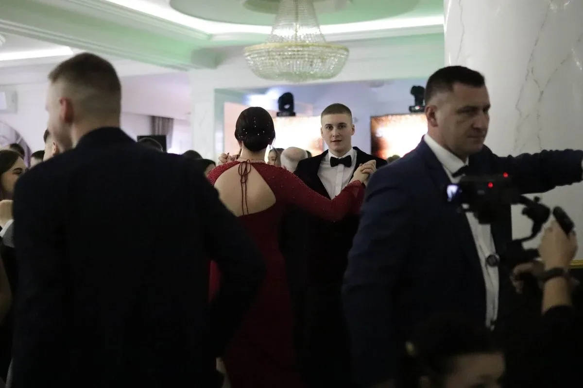 Uczniowie ZSCKR w Starym Lubiejewie świętują swoją niezapomnianą studniówkę (zdjęcia, wideo)