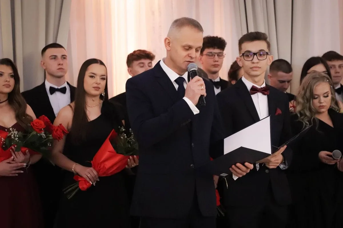 Maturzyści "Rubinka" bawią się na balu w Maciejowej Chacie (zdjęcia, wideo)