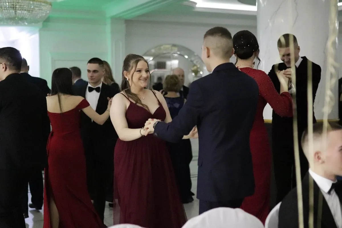 Uczniowie ZSCKR w Starym Lubiejewie świętują swoją niezapomnianą studniówkę (zdjęcia, wideo)