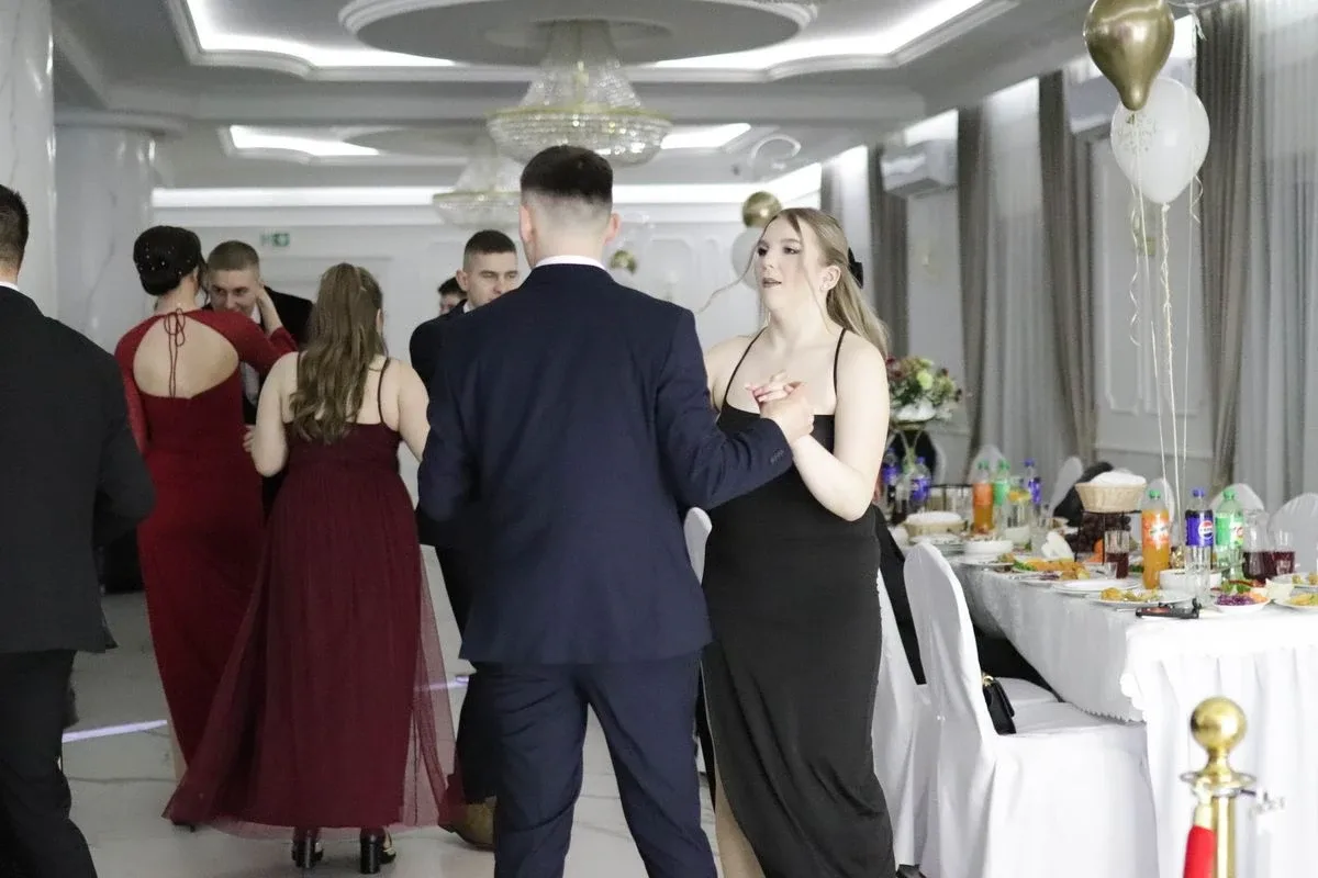 Uczniowie ZSCKR w Starym Lubiejewie świętują swoją niezapomnianą studniówkę (zdjęcia, wideo)