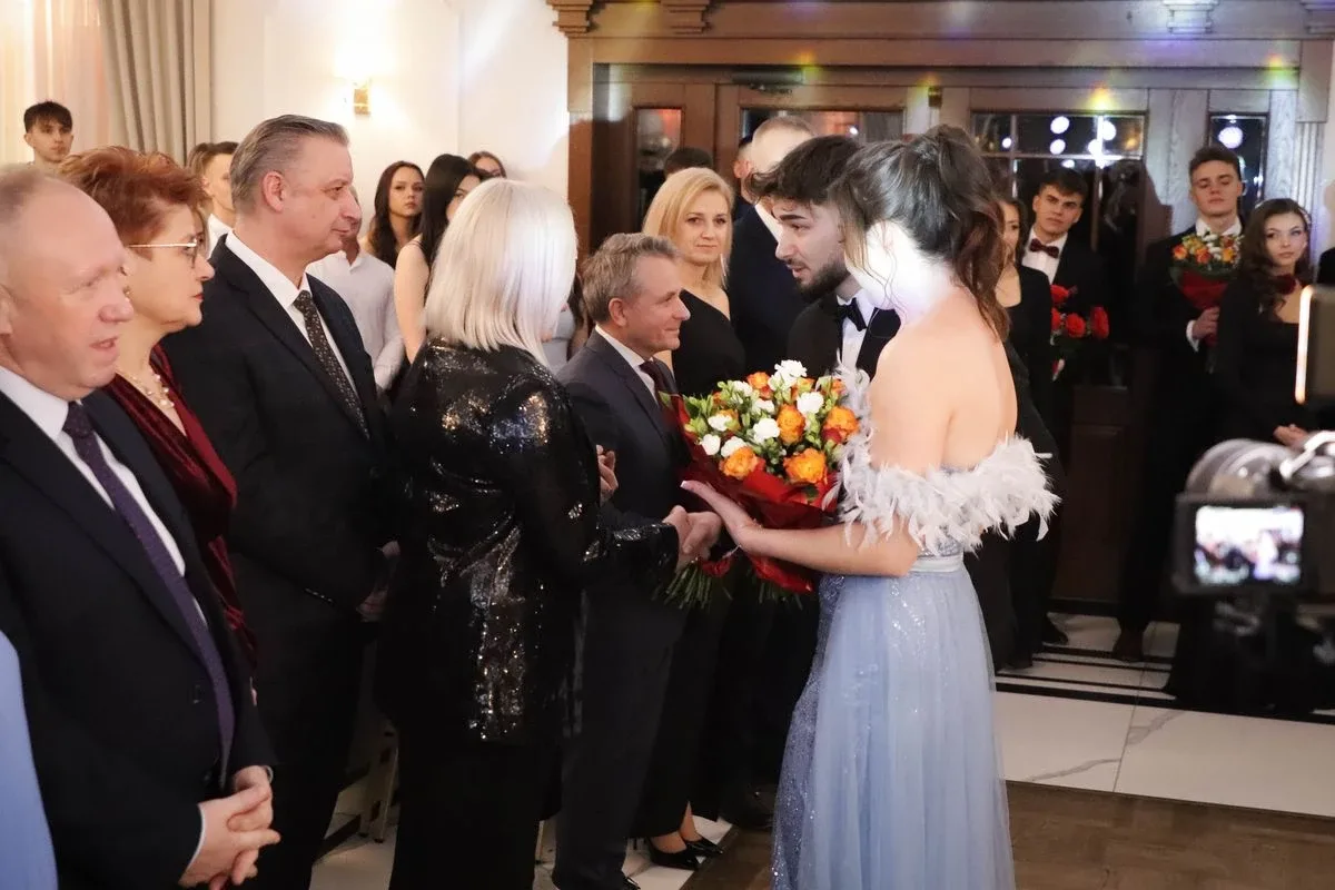 Maturzyści "Rubinka" bawią się na balu w Maciejowej Chacie (zdjęcia, wideo)