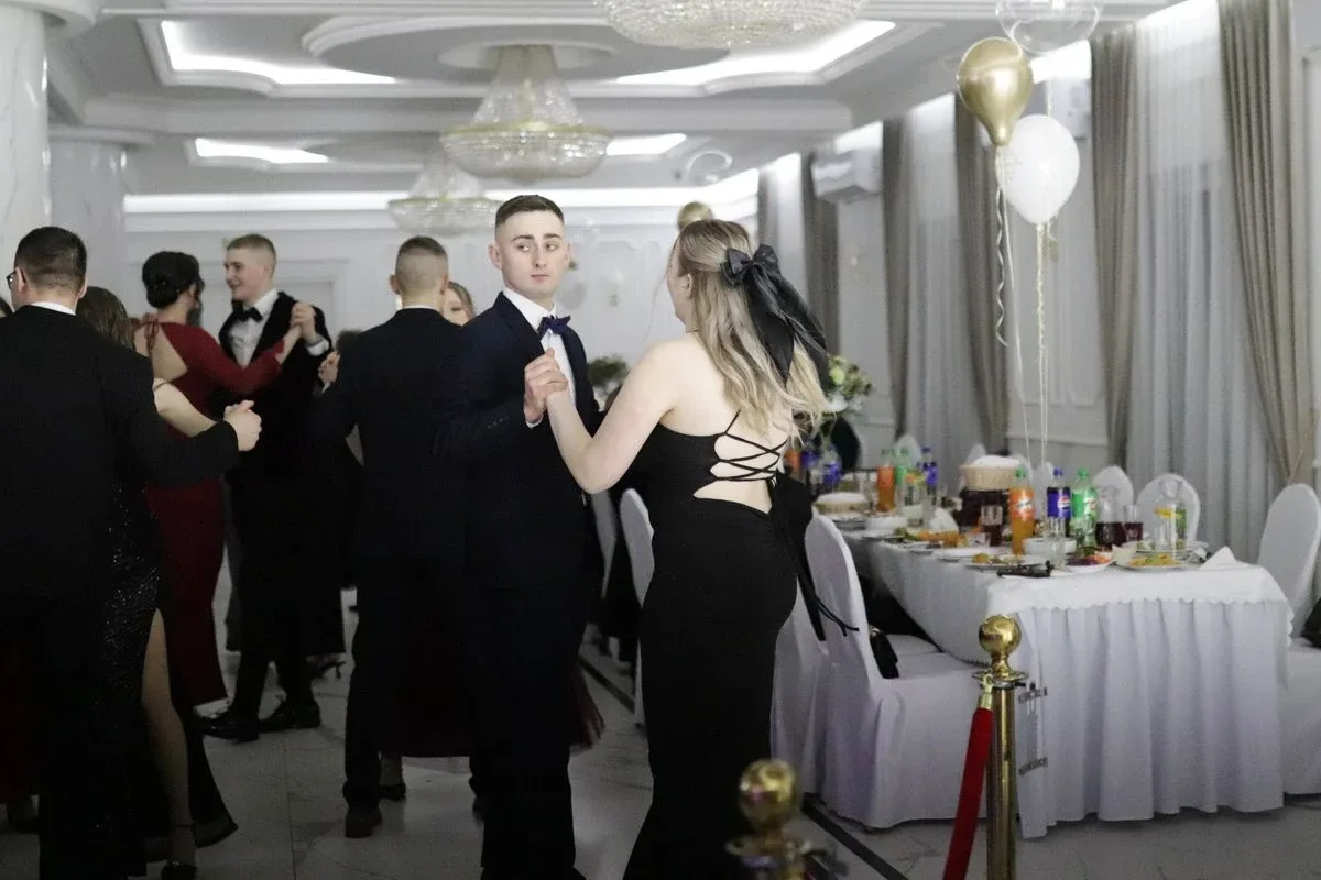Uczniowie ZSCKR w Starym Lubiejewie świętują swoją niezapomnianą studniówkę (zdjęcia, wideo)