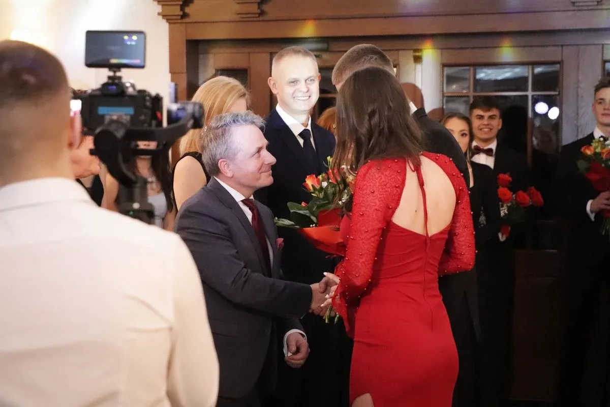 Maturzyści "Rubinka" bawią się na balu w Maciejowej Chacie (zdjęcia, wideo)
